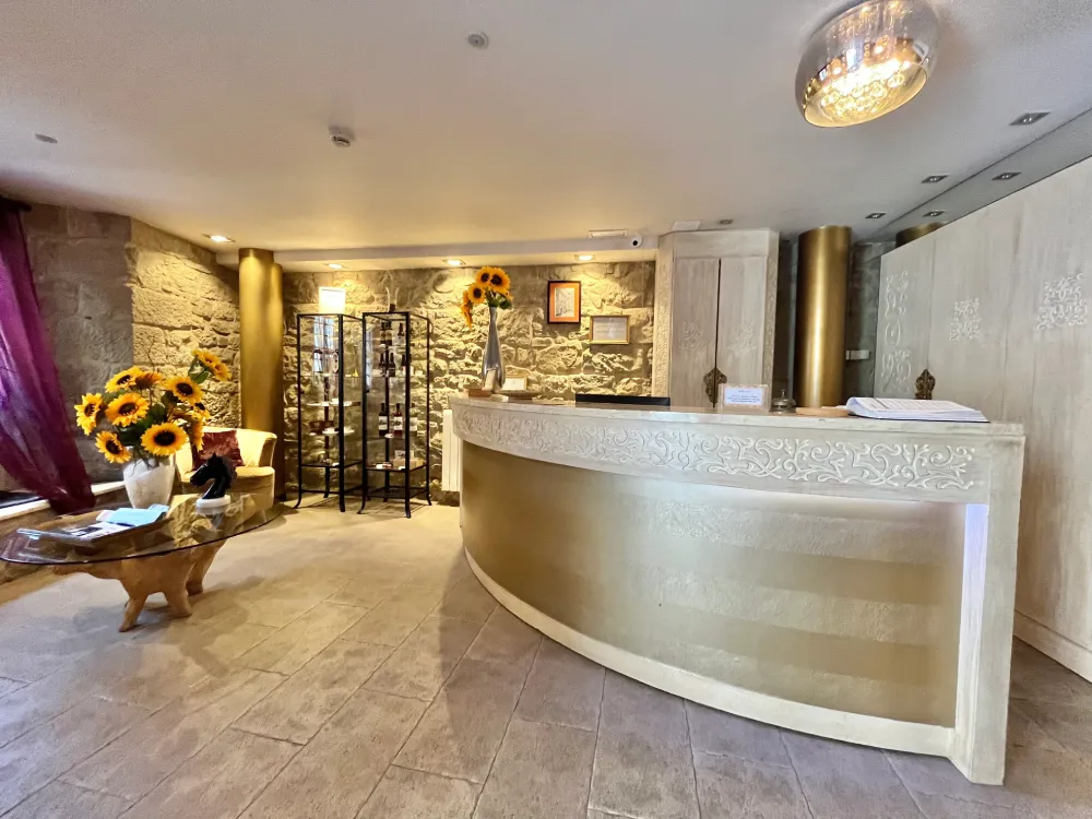 entrada hotel de lujo en venta España inmobiliaria aqui tu espacio